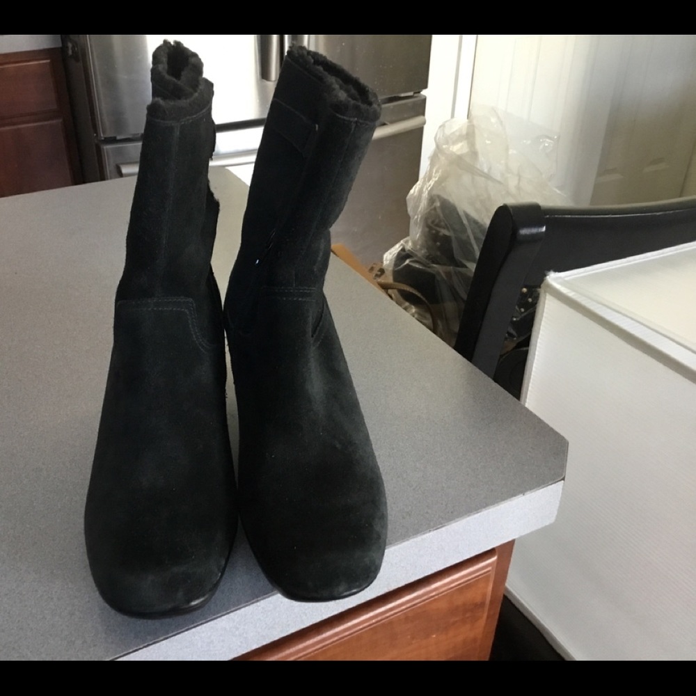 Clarks black suede NEW sz 9 short boots. Lined